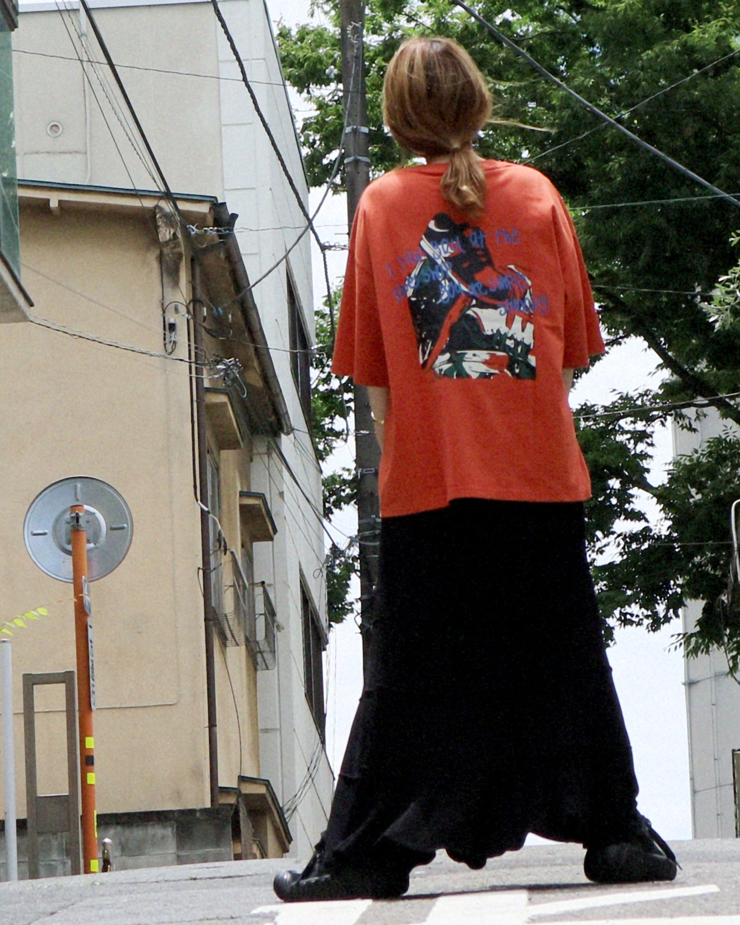 SNEAKER TEE