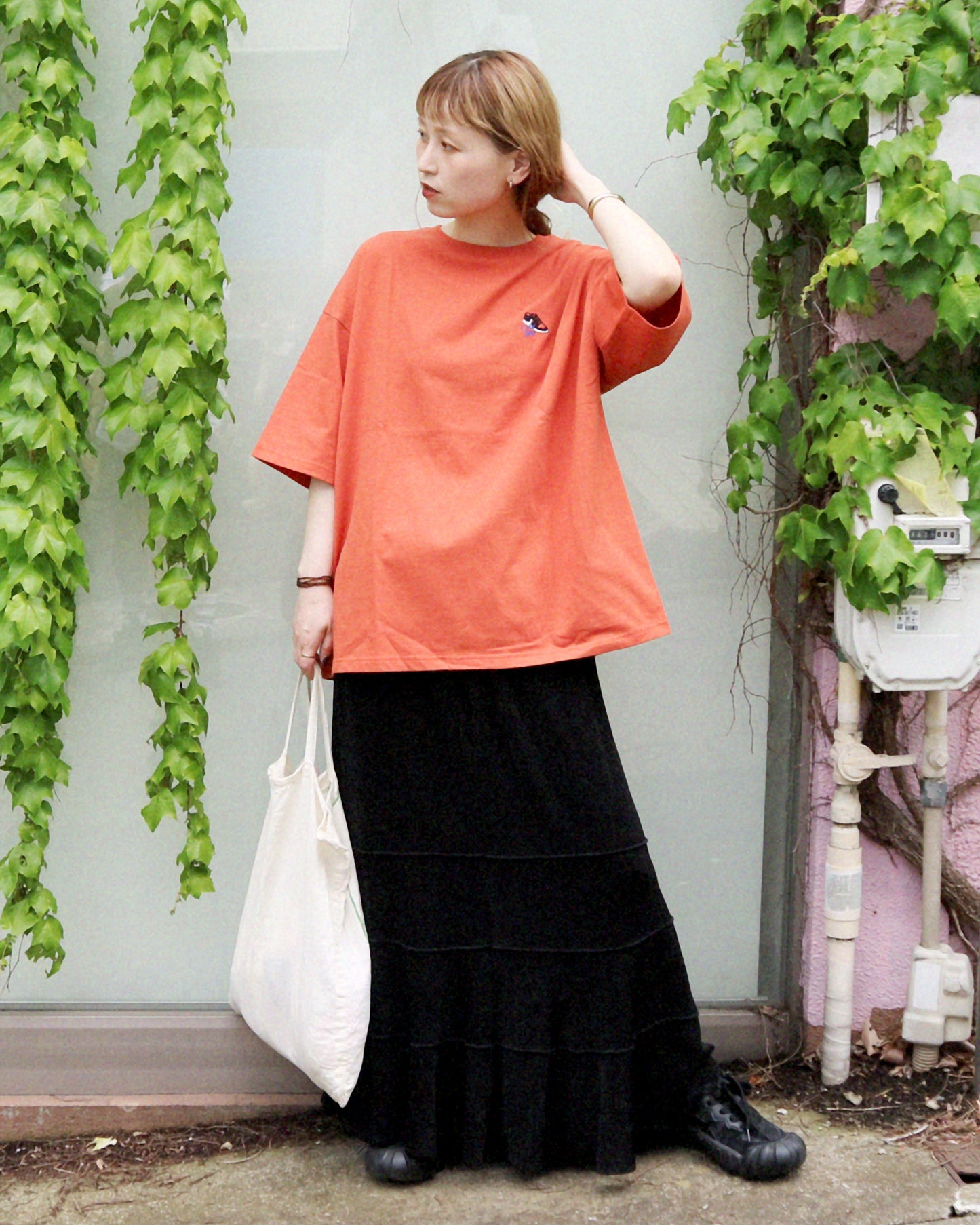 SNEAKER TEE
