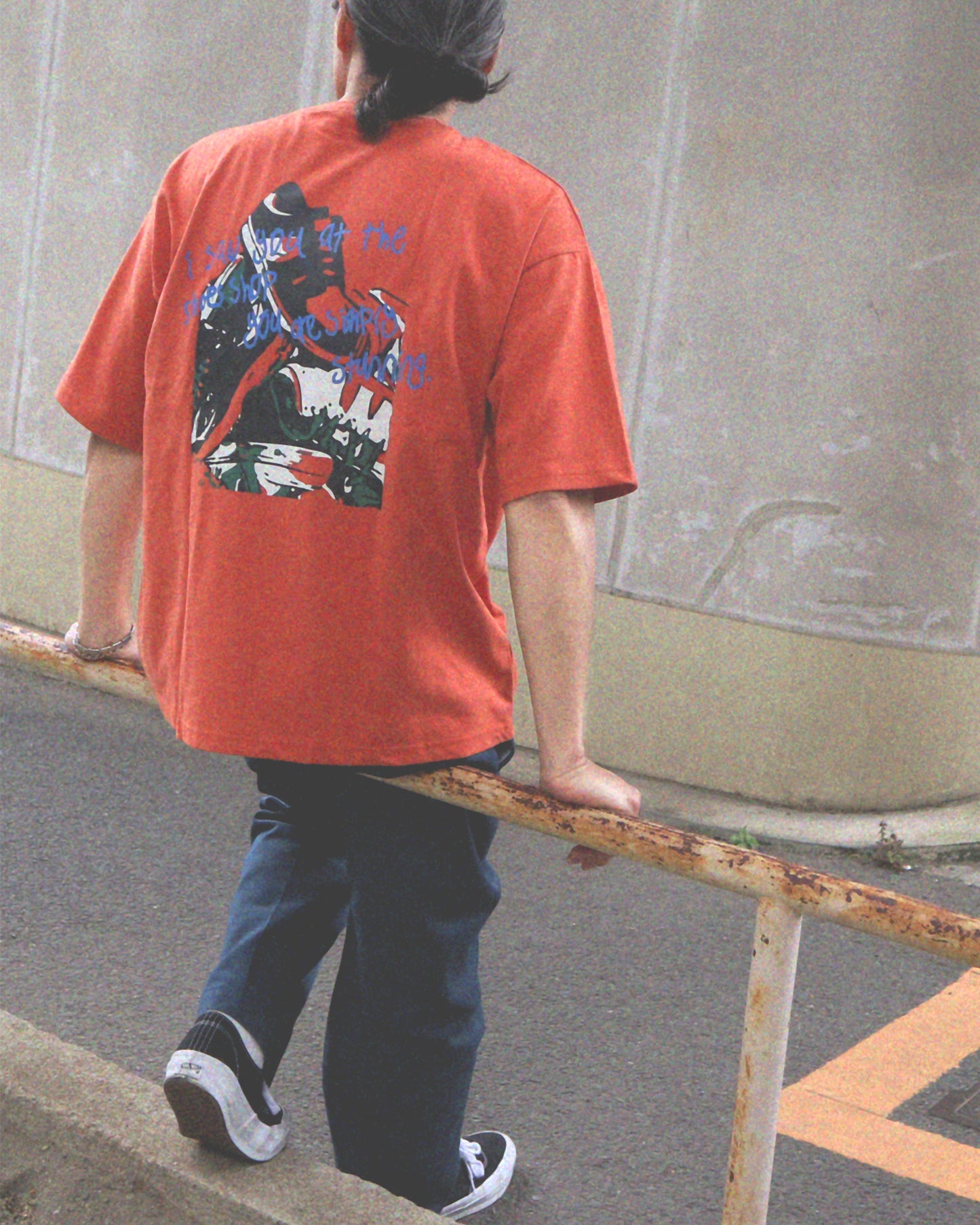 SNEAKER TEE